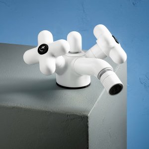 Douchette à main et flexible de la série I Balocchi sur leur support mural