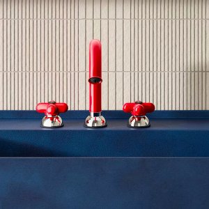 Salle de bains aux murs bleus avec douche et lavabo équipés en I Balocchi de Fantini