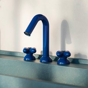 Bec en arc laqué rouge du mélangeur de lavabo I Balocchi de Fantini