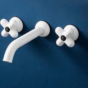 Robinetterie design I Balocchi de Fantini : mélangeur trois trous rouge et chrome sur vasque bleue