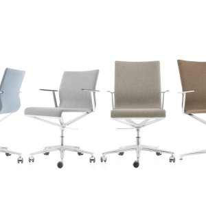 Chaises de conférence Stick Chair d'ICF Office autour d'une table de réunion