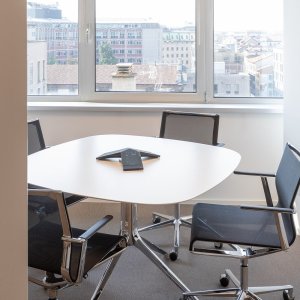 Stick Chair sans accoudoirs pour table de conférence