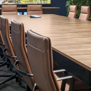 Valea Soft en cuir pleine fleur près du bureau