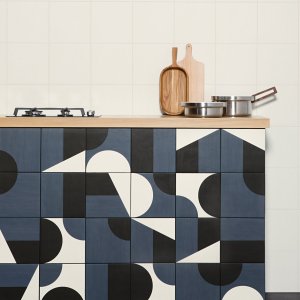 Carreaux unis Puzzle sur un mur de bureau