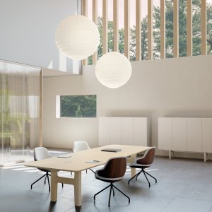 Plateau mat anti-reflets du bureau Hito sous les spots du plafond
