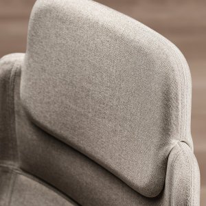 Fauteuils coque Jera à assise relevable à 93 degrés dans une salle du conseil à Paris