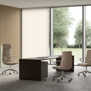Fauteuil Klivia à dossier moyen en tissu gris près d’une fenêtre