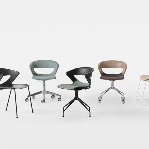 Chaises de conférence et de réunion Kicca de Kastel autour d’une table, coque et pieds turquoise