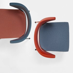 Luge croisée vernie bronze de la chaise Kicca de Kastel