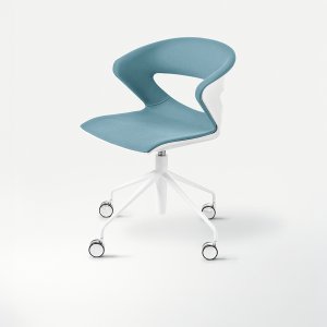 Pieds en érable verni naturel sous la coque blanche de la chaise Kicca