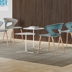 Rangée de chaises Kicca reliées par le carter KC19 dans une salle de conférence