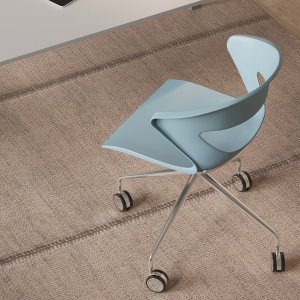 Chaise Kicca sur piètement luge chromé, vue de profil
