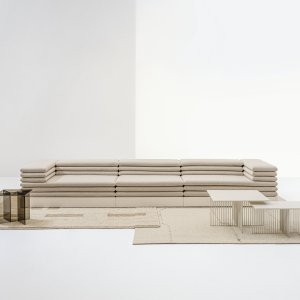 Canapé Acamante 3 places de 395 cm avec socle laqué ivoire, vu de face