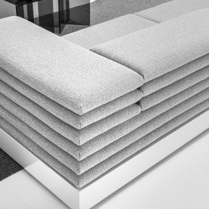Pouf carré Acamante LaCividina posé devant le canapé 3 places