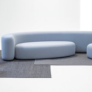 Canapé Lisse de LaCividina vu de face, d’une seule pièce, habillé de tissu