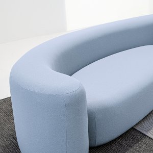 Pouf moyen de la famille Lisse vu de trois quarts sur fond neutre
