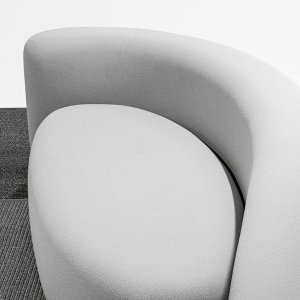 Détail du tissu bi-élastique tendu sur le volume du canapé Lisse