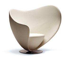 Profil du fauteuil Mon Coeur posé sur son disque rond