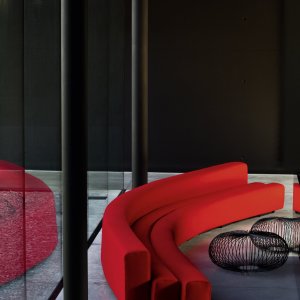 Anneau fermé de canapés Osaka autour d’une colonne dans un atrium