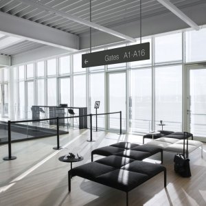 Espace d'attente meublé avec la famille ADD