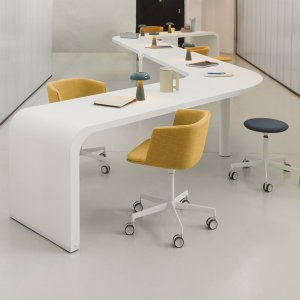 Fauteuils Cut autour d'une table de réunion
