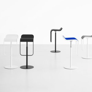 Tabouret LEM de Lapalma à un comptoir de bureau