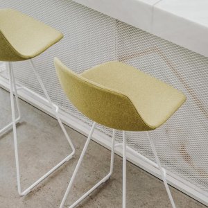 Pieds en chêne blanchi du tabouret Miunn