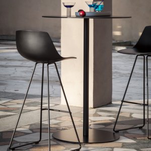 Cuir sur l'assise dessinée par Karri Monni