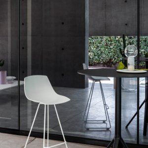 Chaise Miunn à piètement luge près d'une table