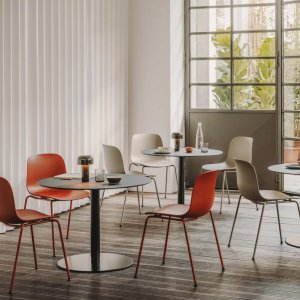 Chaises Seela empilées en bord de salle