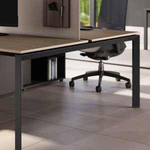 Desking-bench opératif 5th Element de Las Mobili sur pieds pont trapézoïdaux en acier étiré