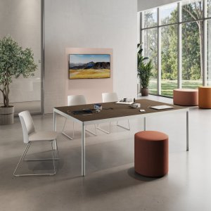 Bureau opératif simple Fil Rouge avec plateau sauge et pieds ronds noir mat