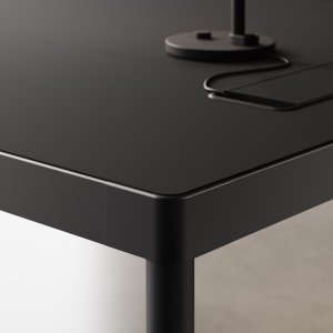 Écran frontal acoustique en tissu Gabriel avec tableau métallique sur un bureau Fil Rouge