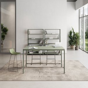 Poste opératif Fil Rouge de Las Mobili avec profilé rouge sur le bench et châssis aluminium vert mousse