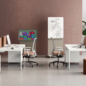 Détail du profilé rouge en PVC signature sur le châssis du bench Fil Rouge