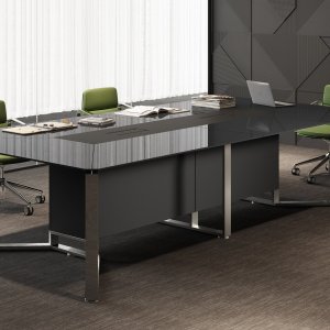 Top access en aluminium avec prises électriques ouvert sur une table I-Meet