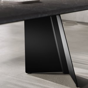Table basse Monolith, plateau céramique Calacatta et jambes en V noires