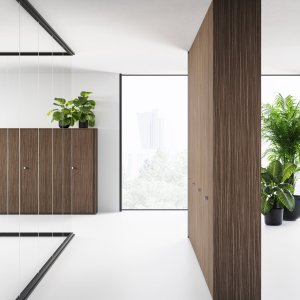 Vitrages satinés de la cloison Mood protégeant un bureau discret