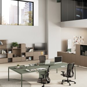 Meuble de service Sigma pour bureaux opératifs avec porte coulissante et compartiment PC