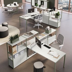 Système de bureaux opératifs Sigma de Las Mobili avec workstations bench sur pieds métalliques carrés