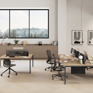 Bureau semi-directionnel Sigma posé sur son meuble de service structurel