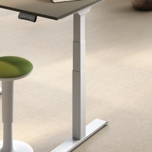 Panneau COMFORT à fonctions mémoire sur un bureau UP Plus