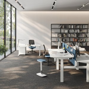 Détail du plateau Chêne Niagara sur un bureau réglable UP