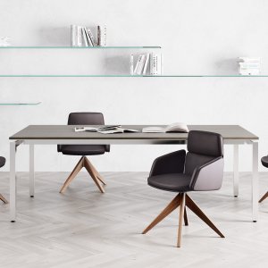 Détail de l'accoudoir et de la base en aluminium moulé brillant du fauteuil Lead