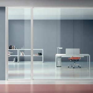 Montant passe-câbles à côté d'une porte Simple Bold