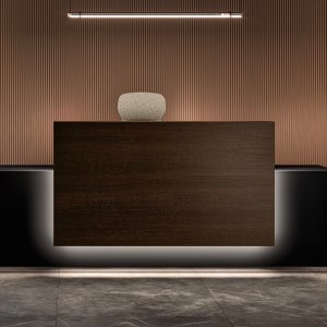 Banque d'accueil Lux de Bralco avec lumière LED périmétrique
