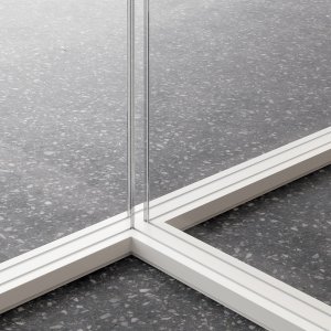 Verre satiné pour l'intimité dans la cloison M2 — système Quadrifoglio