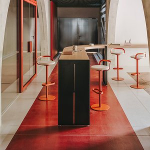 MAK de Lapalma pivotant devant un comptoir de cuisine