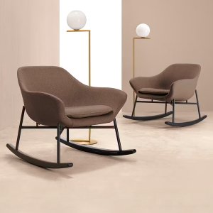 Fauteuil lounge Manta en version à bascule sur patins de chêne naturel