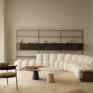 Pouf courbe Array placé contre les modules à dossier
